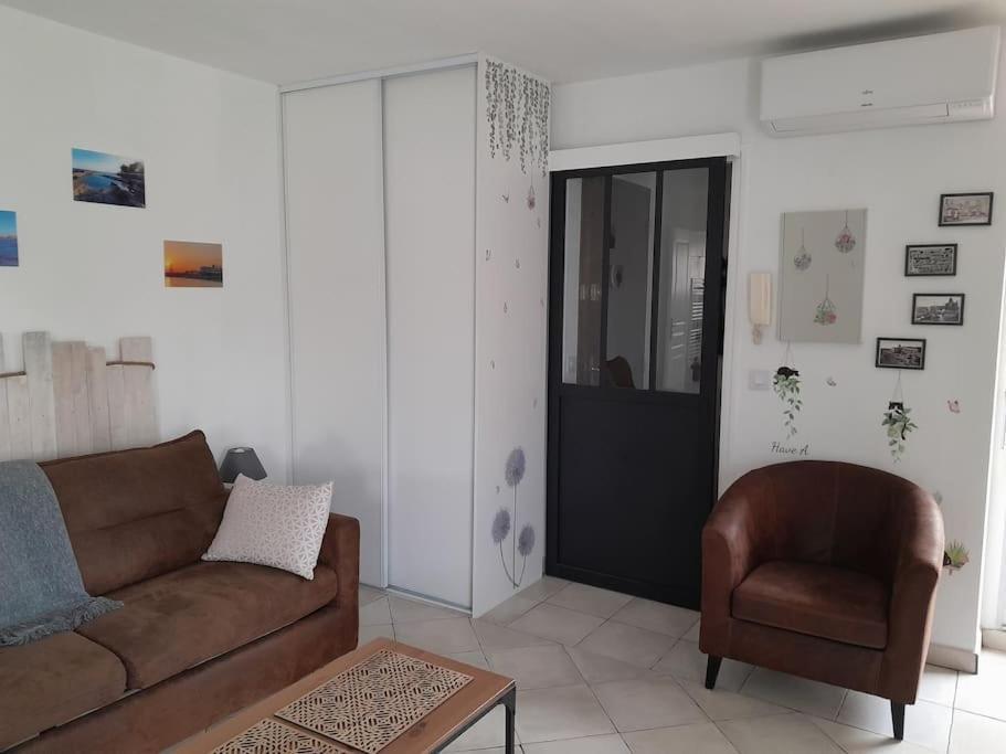 Charmant Studio Lumineux Avec Parking Prive Saint-Raphaël Buitenkant foto