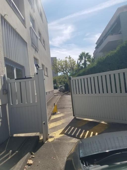 Charmant Studio Lumineux Avec Parking Prive Saint-Raphaël Buitenkant foto